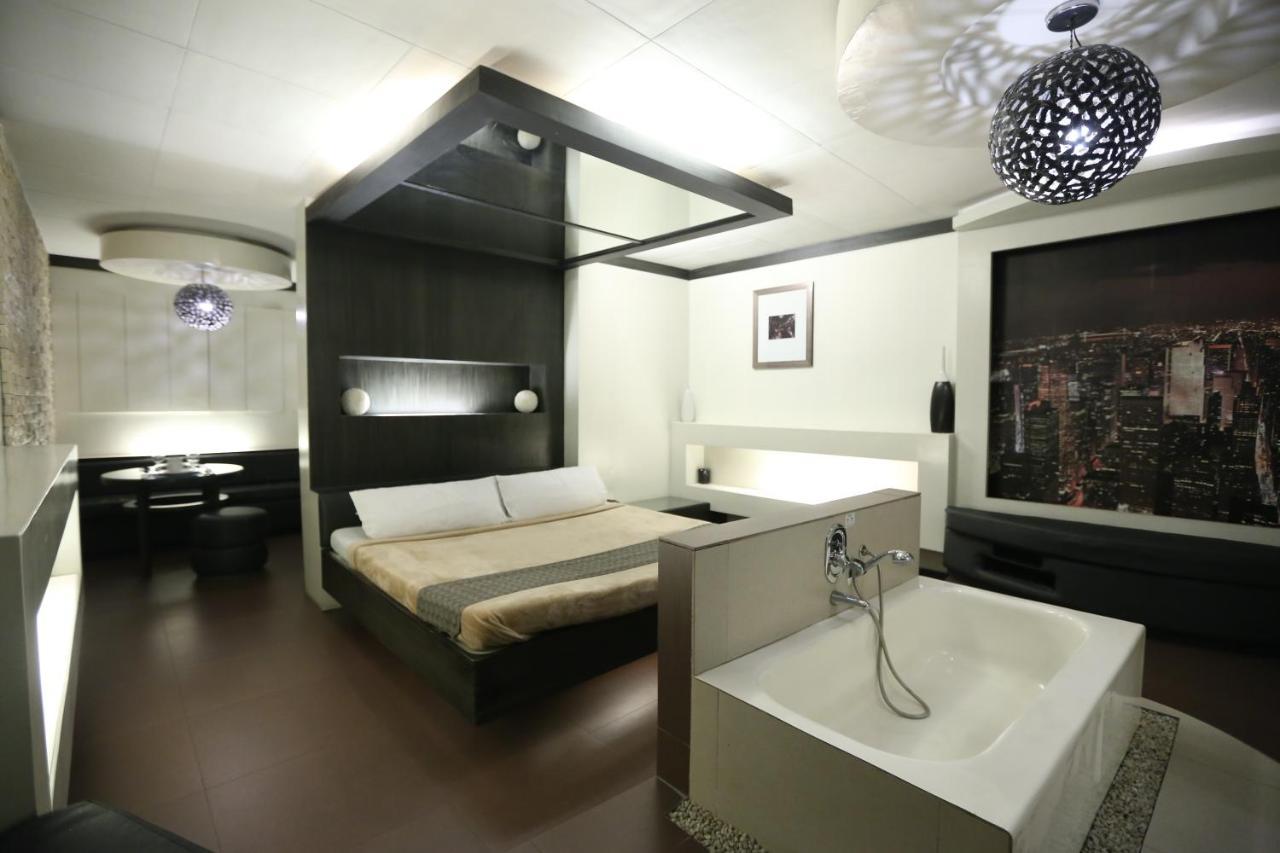 Victoria Court Suites Pasig 外观 照片